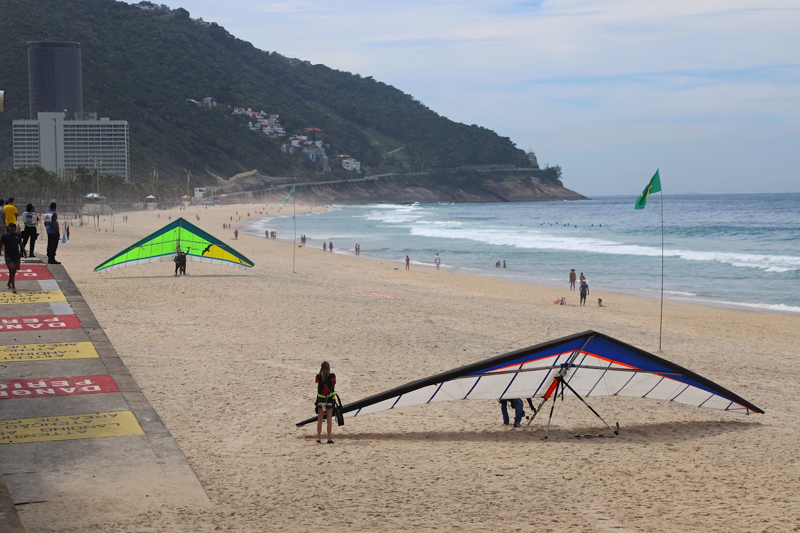 Asas-deltas na Praia de S&atilde;o Conrado