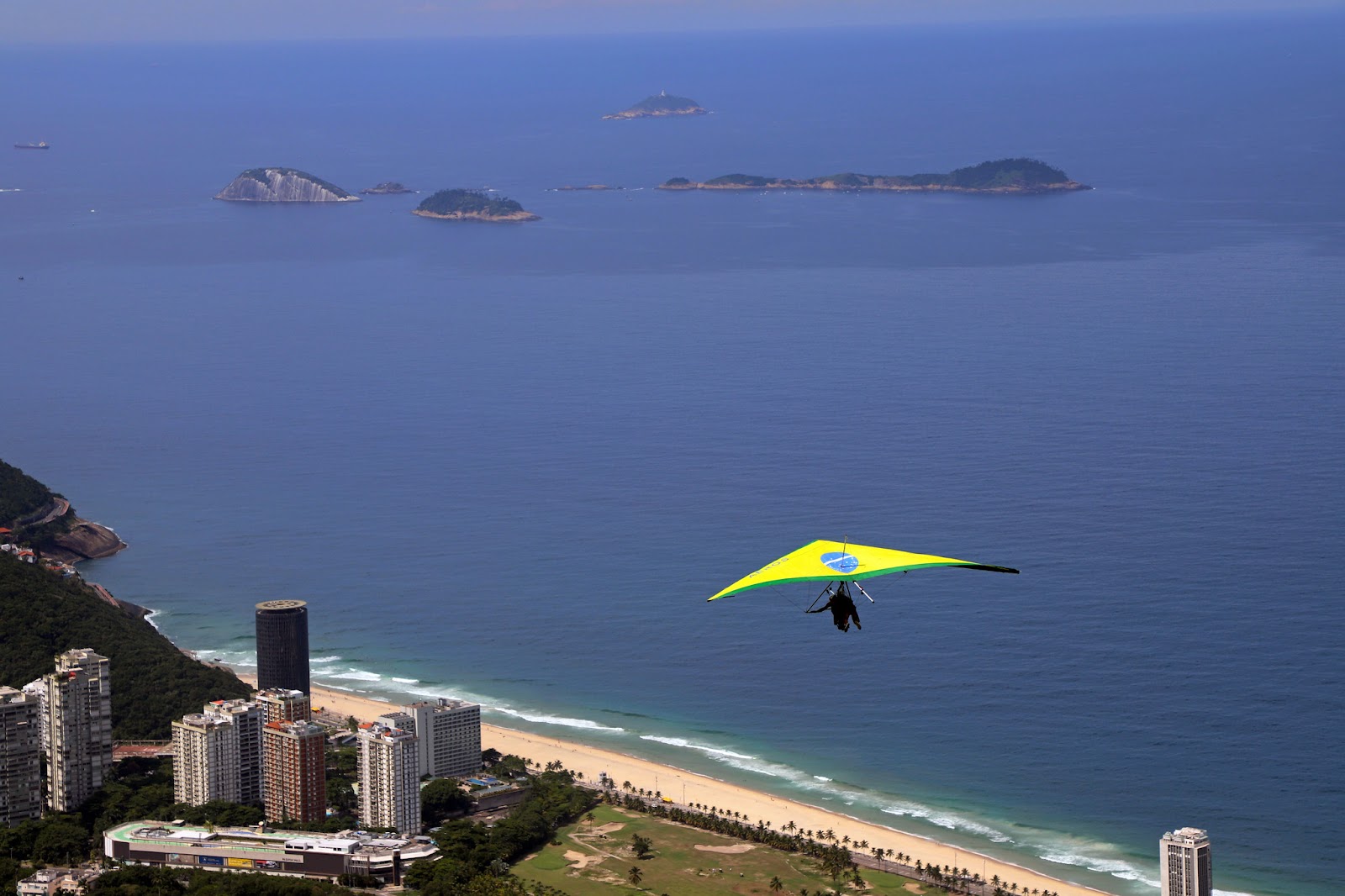 Voo de asa delta sobre a Praia de S&atilde;o Conrado